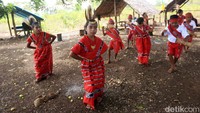 Dalam liriknya ada ungkapan saya ajak semua orang untuk mendengar apa yang saya ceritakan. Mereka (nenek moyang) berpesan bahwa di sini kita bukan orang lain, kita semua saudara, tidak perlu satu salah paham dan lain-lain. Kita bersatu untuk mengembangkan desa ini dengan seluruh bentuk tradisinya dan nama desa ini selalu kita kumandangkan ke mana-mana, kata Edy.  