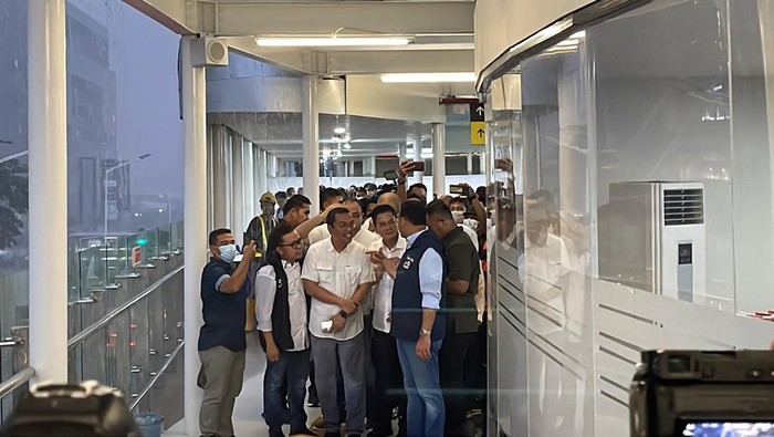 Gubernur Anies Baswedan saat meresmikan Halte Bundaran HI, Jakarta.
