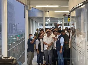 Atap Halte TransJakarta Bundaran HI Bocor Saat Diresmikan Anies