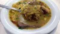 Soto Sulung adalah soto khas Surabaya yang isinya komplet seperti telur rebus, daun bawang, dan kerupuk udang. Primadonanya, irisan daging dan jeroan sapi. Lihat resep ini untuk membuatnya. Foto: detikfood 
