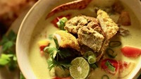 Banyak dijajakan di Bogor, soto kuning ini terasa nikmat. Apalagi jika dibuat dengan paduan daging dan jeroan sapi. Pelengkapnya bisa perkedel kentang atau tempe goreng. Lihat yuk resepnya di sini. Foto: iStock