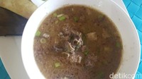 Dari Makassar, ada coto Makassar yang terkenal nikmat. Bikin sendiri soto gurih pekat ini dengan isian daging sapi serta jeroan sesuai selera. Bahan dan cara membuatnya ada di resep ini. Foto: detikfood