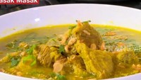 Kalau bosan soto ayam, coba bikin soto daging dan jeroan sapi kuah bening ini. Isian jeroannya bisa sesuai selera, seperti paru, babat, dan limpa. Begini bahan dan cara buatnya. Foto: Masak Masak Trans TV 