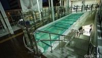 Selain tergenang sisi lain halte TransJakarta Bunderan HI juga nampak belum rampung 100%. 