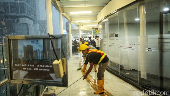 Halte TransJakarta Bunderan HI Masih Bocor Saat Diresmikan Anies Pantauan detikcom di lokasi, Sabtu (15/10/2022), pukul 17.10 WIB, tampak sejumlah orang petugas berusaha mendorong air yang tergenang ke arah luar halte. Kala Anies tiba, kondisi lantai dua halte itu masih tergenang air pasca hujan lebat.