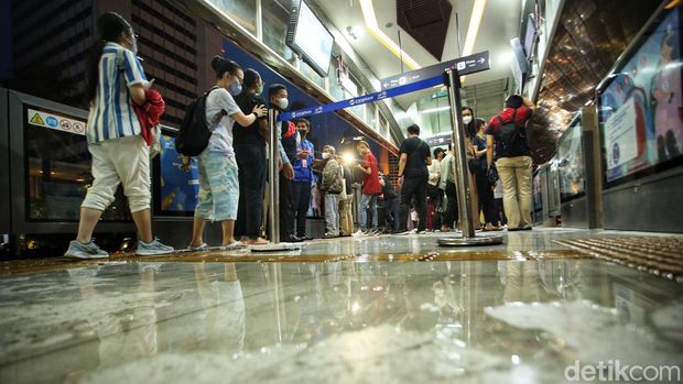 Pantauan detikcom di lokasi, Sabtu (15/10/2022), pukul 17.10 WIB, tampak sejumlah orang petugas berusaha mendorong air yang tergenang ke arah luar halte. Kala Anies tiba, kondisi lantai dua halte itu masih tergenang air pasca hujan lebat.
