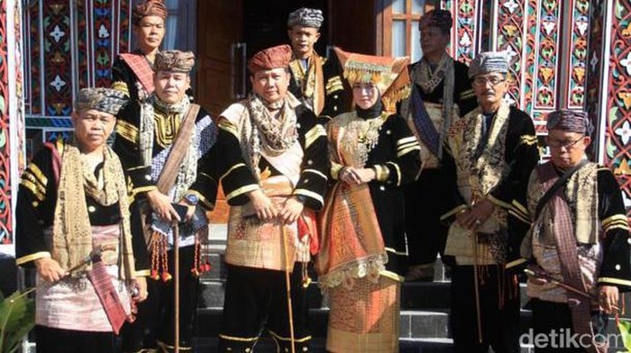 Irjen Toni Harmanto saat menjabat Kapolda Sumbar dan diberi gelar adat.