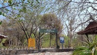 Gerbang pendakian gunung Satonda, tidak terlalu jauh danau Satonda sudah terhampar