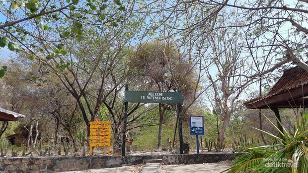 Gerbang pendakian gunung Satonda, tidak terlalu jauh danau Satonda sudah terhampar