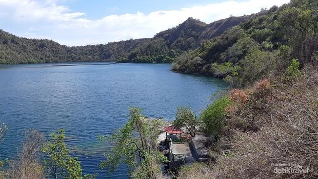 Danau Satonda, tenang, indah, hembusan misteri yang kental, merinding