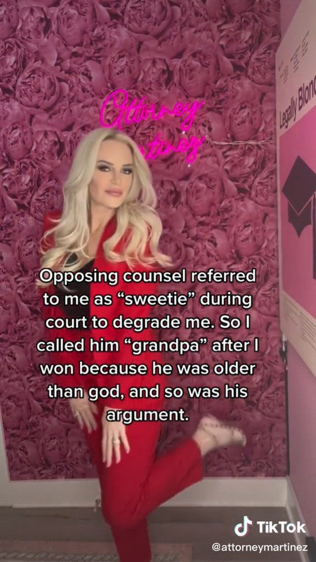 Dulu bosku terus saja berkomentar soal penampilanku. Itu merendahkan dan manajer ini jelas-jelas tidak mau menganggapku serius karena caraku berpakaian. Pernah aku pakai dress hijau dan orang itu berkata tidak mau menemaniku ke pangadilan sampai aku ganti dengan warna yang lebih pantas. Aku tetap memakainya dan hakim menyukainya, ungkapnya.Foto: Instagram/TikTok Kathleen Martinez