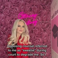 Dulu bosku terus saja berkomentar soal penampilanku. Itu merendahkan dan manajer ini jelas-jelas tidak mau menganggapku serius karena caraku berpakaian. Pernah aku pakai dress hijau dan orang itu berkata tidak mau menemaniku ke pangadilan sampai aku ganti dengan warna yang lebih pantas. Aku tetap memakainya dan hakim menyukainya, ungkapnya.Foto: Instagram/TikTok Kathleen Martinez