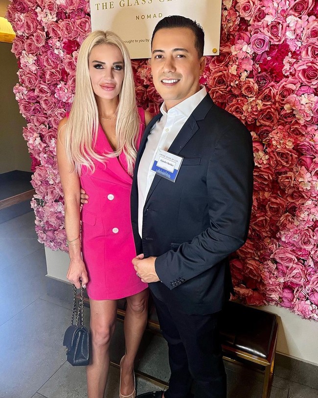 Karena memilih berpenampilan glamour, Kathleen memang sering dianggap hanya mengandalkan kecantikan. Tapi ia membuktikan jika penampilan tidak selalu menunjukkan kualitas seseorang. Foto: Instagram/TikTok Kathleen Martinez