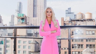 8 Foto Pengacara yang Viral, Pakai Baju Serba Pink Ala Barbie di Pengadilan