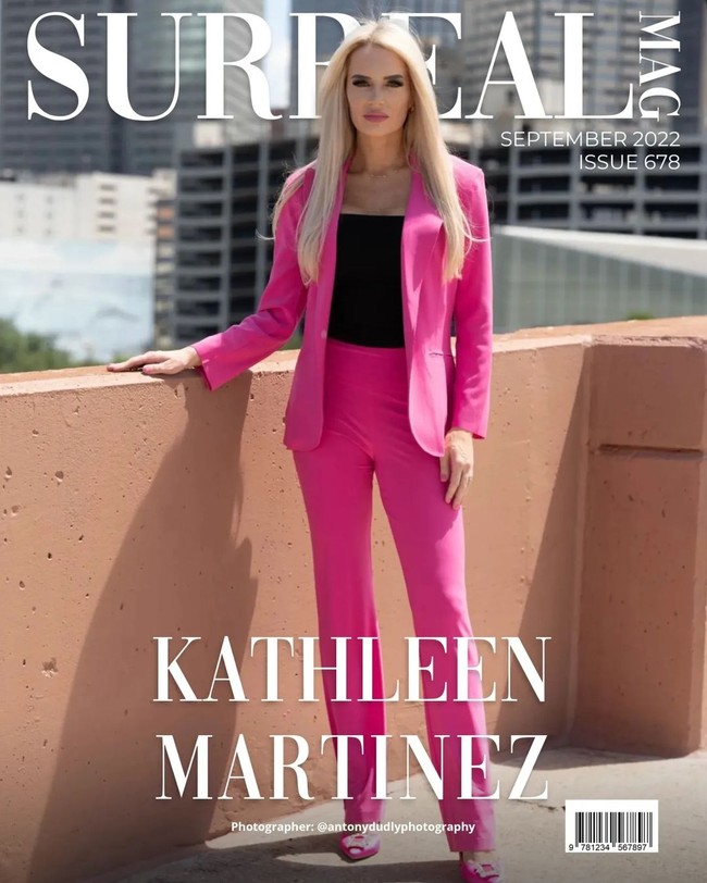 Kini Kathleen mendirikan firma di mana para pengacara wanitanya didukung untuk memeluk sisi feminin. Mereka dibiarkan untuk berdandan cantik dan memakai setelan pink yang mencuri perhatian di pengadilan. Ia pun membuat kantor dan ruang kerjanya dengan interior glamour serba pink sesuai selera.Foto: Instagram/TikTok Kathleen Martinez