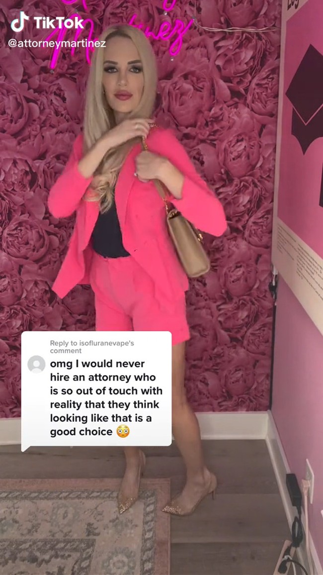 Bosku memecatku di pekerjaan pertamaku sebagai pengacara karena dianggap tidak cocok dengan budaya konservatif dan menolak membuatkannya kopi.Jadi aku membuat firmaku sendiri di mana kami bisa memakai apa yang kami mau dan aku berpapasan dengan bos lamaku karena pekerjaan. Hal terbaiknya adalah dia melamar pekerjaan di firmaku. Aku bilang kami butuh bantuan membuatkan kopi untuk para wanita, katanya di TikTok.Foto: Instagram/TikTok Kathleen Martinez