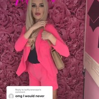 Bosku memecatku di pekerjaan pertamaku sebagai pengacara karena dianggap tidak cocok dengan budaya konservatif dan menolak membuatkannya kopi.Jadi aku membuat firmaku sendiri di mana kami bisa memakai apa yang kami mau dan aku berpapasan dengan bos lamaku karena pekerjaan. Hal terbaiknya adalah dia melamar pekerjaan di firmaku. Aku bilang kami butuh bantuan membuatkan kopi untuk para wanita, katanya di TikTok.Foto: Instagram/TikTok Kathleen Martinez