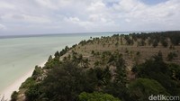 Tugu tapal batas Indonesia di Elyasa berada tepat di pinggir pantai. Letaknya berdampingan dengan bangunan rambu suar yang menjadi ikon desa itu. Untuk menuju ke tugu tapal batas, pengunjung mesti menyewa sepeda motor dari warga setempat karena lokasinya cukup jauh dari kawasan pemukiman. 