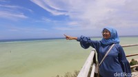 Pemandangan air laut berwarna bening kebiruan, jajaran pohon kelapa yang rimbun, plus pasir putih bersihnya mampu menyegarkan mata. Ditambah suara debur ombaknya yang tenang, diselingi semilir angin yang bertiup lembut sangat menenangkan. Mungkin ini adalah definisi healing yang sesungguhnya. 