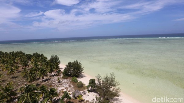 Menaiki rambu suar sampai ke pucuknya adalah cara terbaik untuk menikmati pemandangan Desa Elyasa. Dari sana, panorama yang bisa disaksikan terasa lebih paripurna. 