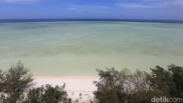 Dari atas rambu suar, bisa dilihat indahnya air laut yang jernih terhampar di sejauh mata memandang. Di bagian lainnya, air terlihat berwarna biru cerah, senada dengan warna langit yang masih sangat bersih. Hamparan pasir putihnya juga menjadi obat penenang hati. Dari atas rambu suar, bisa dilihat indahnya air laut yang jernih terhampar di sejauh mata memandang. Di bagian lainnya, air terlihat berwarna biru cerah, senada dengan warna langit yang masih sangat bersih. Hamparan pasir putihnya juga menjadi obat penenang hati.Â
