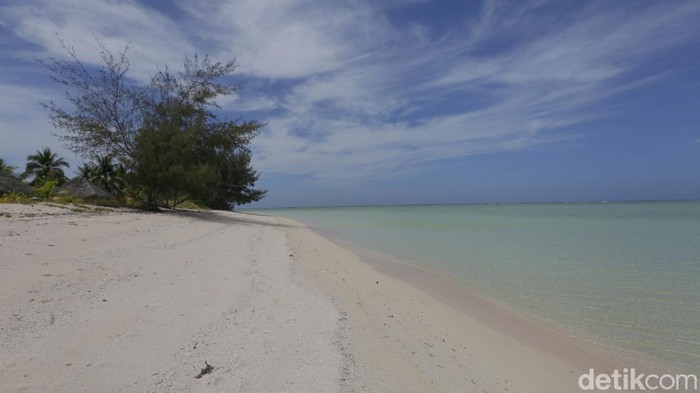 Semilir angin dibarengi suara deburan ombak di pinggir pantai Desa Elyasa, Kecamatan Selaru, Kabupaten Kepulauan Tanimbar sungguh bikin terbuai. Keindahan panorama dan suasana di daerah tapal batas Indonesia itu mampu menenangkan hati dan pikiran siapapun yang berkunjung ke sana.