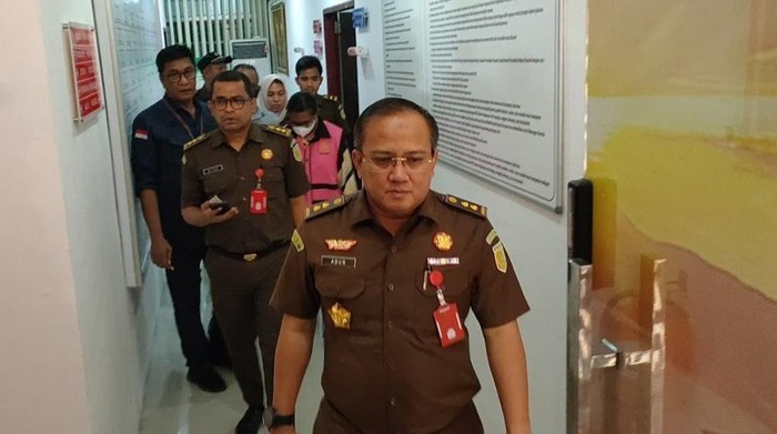 Kejati Papua Barat menahan bendahara Bulog di Papua Barat terkait korupsi penjualan beras Rp 14,9 miliar.