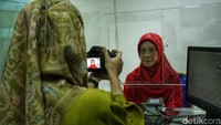 Petugas memotret wajah pemohon paspor saat layanan akhir pekan di Kantor Imigrasi Kelas I Khusus Non TPI Jakarta Selatan, Sabtu (15/10/2022). Kantor Imigrasi Jakarta Selatan kini membuka layanan akhir pekan. 