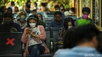 Sementara antusiasme tinggi juga terlihat dari pemohon yang datang hari ini Sabtu (15/10), pantauan detikcom hingga pukul 10.00 WIB tercatat sebanyak 350 pemohon memadati Kantor Imigrasi Jakarta Selatan. 