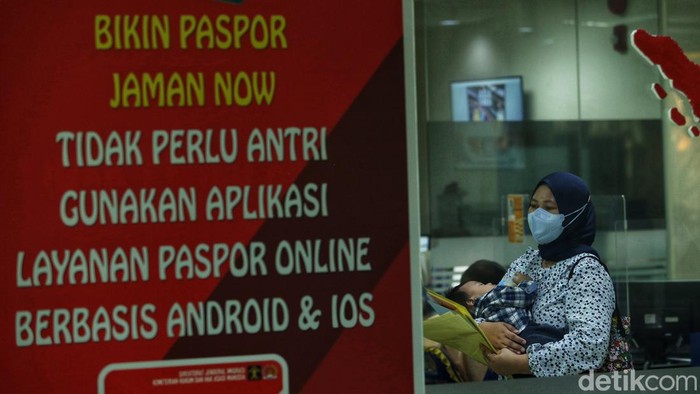 Petugas memotret wajah pemohon paspor saat layanan akhir pekan di Kantor Imigrasi Kelas I Khusus Non TPI Jakarta Selatan, Sabtu (15/10/2022). Imigrasi Jakarta Selatan kini melayani layanan akhir pekan.