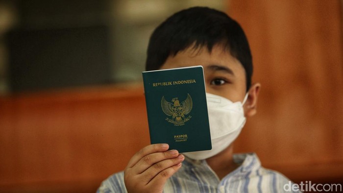 Petugas memotret wajah pemohon paspor saat layanan akhir pekan di Kantor Imigrasi Kelas I Khusus Non TPI Jakarta Selatan, Sabtu (15/10/2022). Imigrasi Jakarta Selatan kini melayani layanan akhir pekan.
