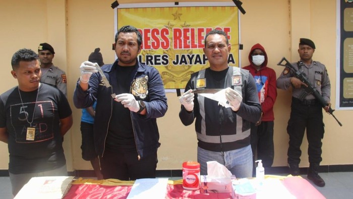 Konferensi pers dua tersangka pembunuhan di Jayapura, Papua.