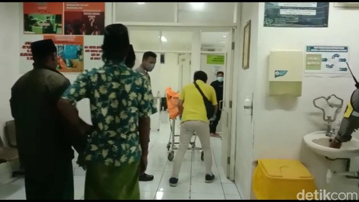 Korban tewas penembakan di arena sabung ayam Bangkalan dibawa ke rumah sakit