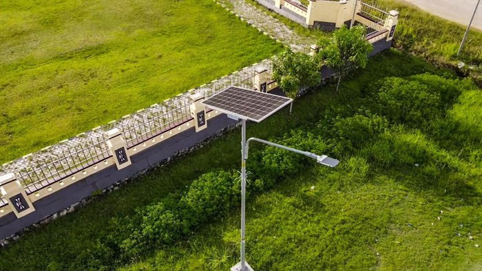 Lampu tenaga surya terangi jalan di Papua Barat Lampu tenaga surya terangi jalan di Papua Barat