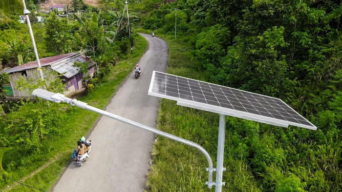 Lampu tenaga surya terangi jalan di Papua Barat Lampu tenaga surya terangi jalan di Papua Barat