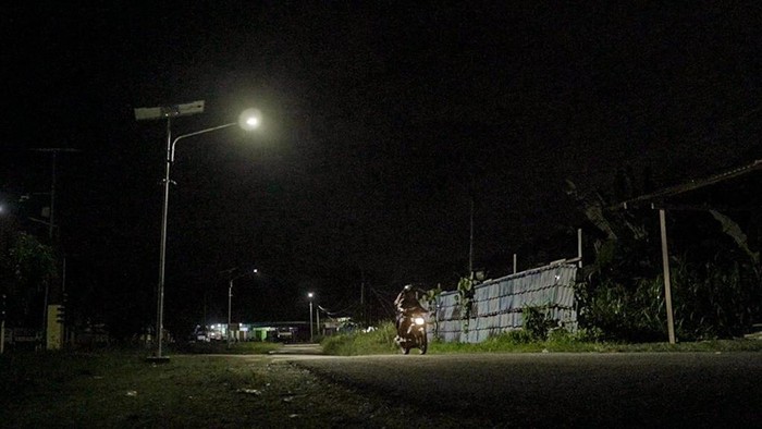Lampu tenaga surya terangi jalan di Papua Barat