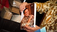 Buku-buku yang dikemas Anies antara lain buku catatan rapat, buku karangan mantan Gubernur Jenderal Hindia Belanda Jan Pieterszoon Coen, sampai buku yang ditulis tentang dirinya.  