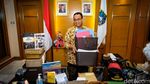 Jelang Purnatugas, Anies Baswedan Bereskan Ruang Kerjanya di Balai Kota