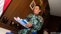 Selain Anies, Wagub DKI Jakarta Ahmad Riza Patria juga berkemas dari ruang kerjanya.  