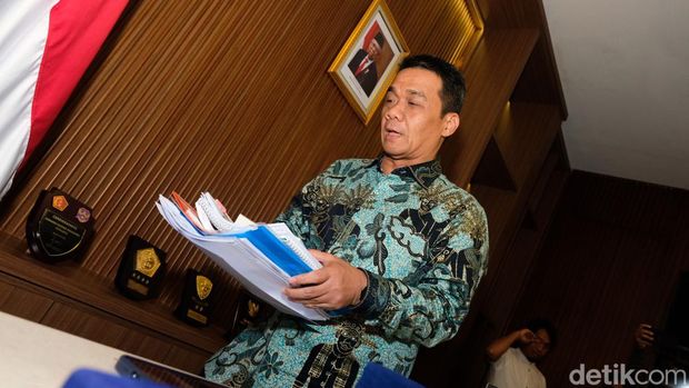 Anies Baswedan berkemas di Balai Kota DKI Jakarta, Jalan Medan Merdeka Selatan, Jakarta Pusat, Jumat (14/10/2022) malam.