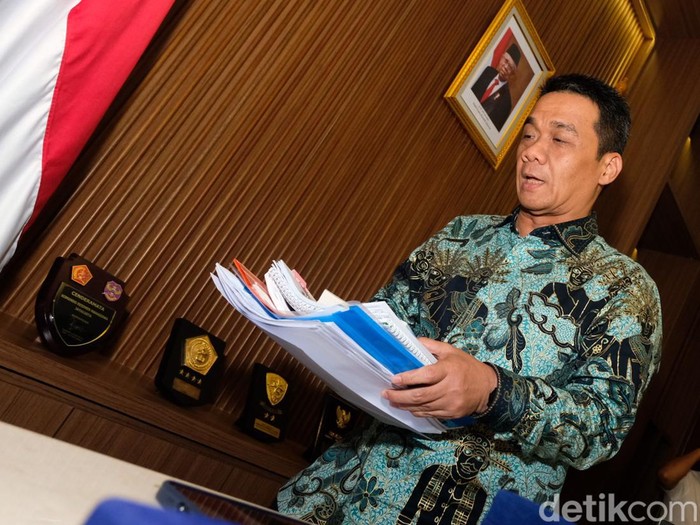 Anies Baswedan berkemas di Balai Kota DKI Jakarta, Jalan Medan Merdeka Selatan, Jakarta Pusat, Jumat (14/10/2022) malam.