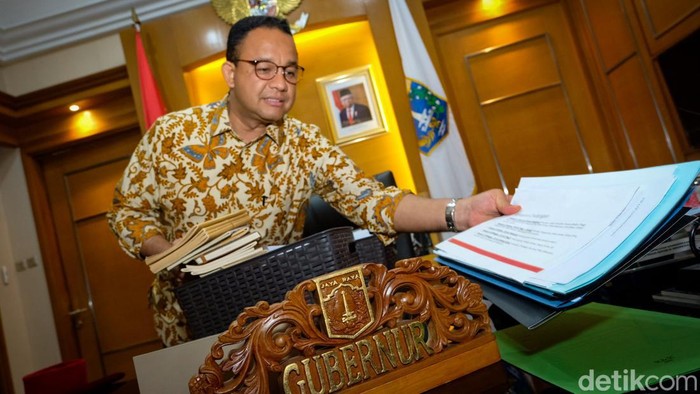 Lihat Lagi Momen Anies Baswedan Berkemas Jelang Purnatugas Anies Baswedan berkemas di Balai Kota DKI Jakarta, Jalan Medan Merdeka Selatan, Jakarta Pusat, Jumat (14/10/2022) malam.