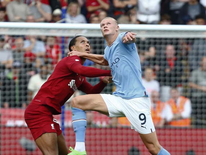 Leicester, United Kingdom - JULY 30 : L-R Liverpools Virgil van Dijk and Manchester Citys Erling Haaland during The FA Community Shield match between Manchester City against Liverpool at King Power Stadium, on 30th July , 2022 at Leicester, United Kingdom.   (Photo by Kieran Galvin/DeFodi Images via Getty Images)