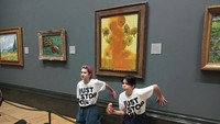 Awal bulan ini, Galeri Nasional London Inggris mengumumkan seri lukisan Sunflower karya Vincent van Gogh dirusak oleh dua perempuan yang mengaku aktivis dari Just Stop Oil. Mereka melemparkan sup tomat ke permukaan karya.  Foto: APA/AFP via Getty Images/HERBERT NEUBAUER