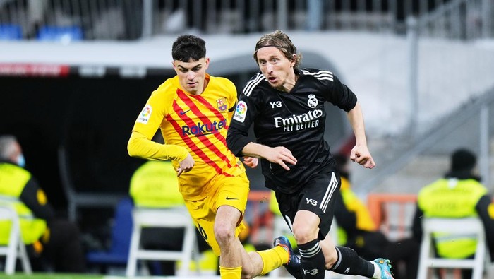 MADRID, SPAIN - MARCH 20: Luka Modric of Real Madrid duels for the ball with Pedri Gonzalez of FC Barcelona during the LaLiga Santander match between Real Madrid CF and FC Barcelona at Estadio Santiago Bernabeu on March 20, 2022 in Madrid, Spain. (Photo by Angel Martinez/Getty Images)