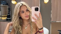 Maria terlihat cantik dengan stelan baju hitam. Putri Guardiola ini tengah ramai diperbincangkan jika dia dan Erling Haalang sedang dijodohkan. (Foto: Instagram)
