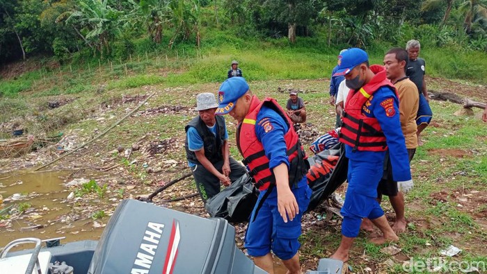 Mayat pria dengan kondisi tangan dan kaki terikat serta kepala ditutup karung ditemukan di Waduk Cirata Kabupaten Cianjur, Sabtu (15/10/2022) sore.