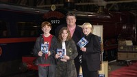 Potret Robbie Coltrane dengan Rupert Grint, Emma Watson, dan Tom Felton saat peluncuran DVD Harry Potter di akhir dekade 1990-an. Foto: WireImage/Paul Zimmerman