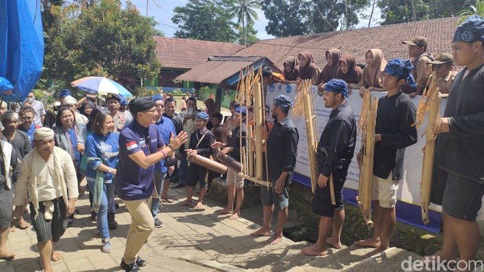 Menparekraf, Sandiaga Uno disambut permainan angklung di Baduy, Lebak.