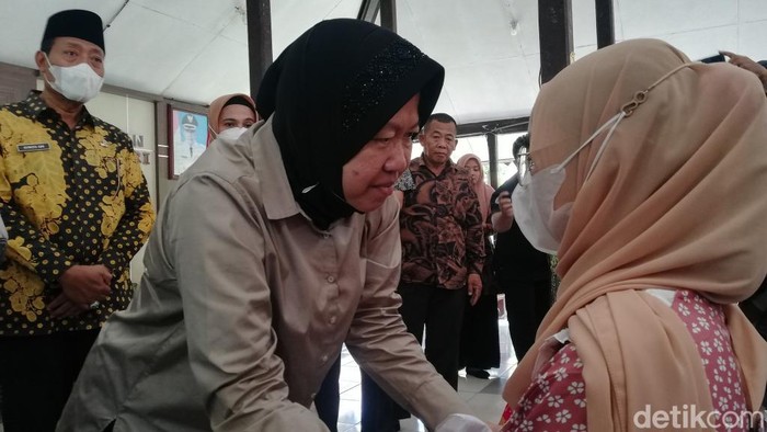 Mensos Risma memberikan santunan kepada korban tewas Tragedi Kanjuruhan